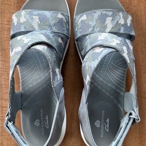 Cloudsteppers by Clarks Gray Camoflage Comfort Sandals